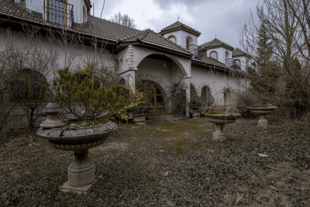House of Roses — urbex photography by Jakub Kubajz