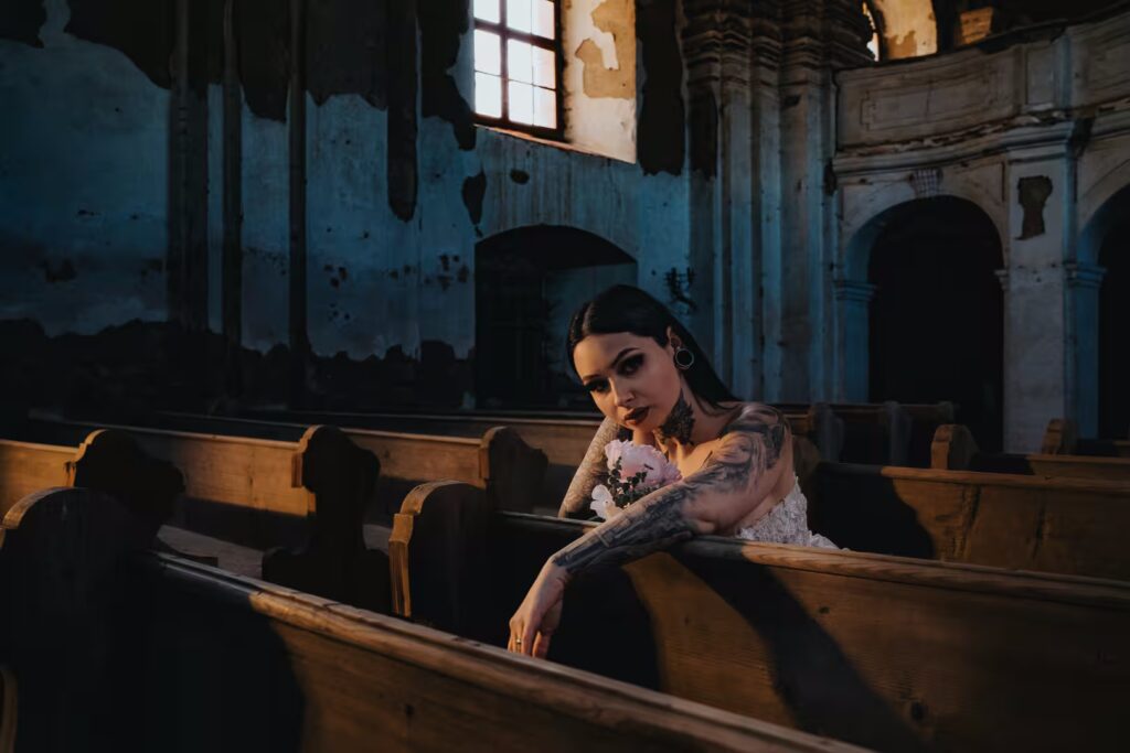 Postava ženy ve svatebních šatech v opuštěném kostele během urbex focení