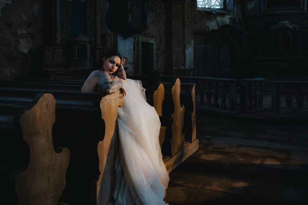 Tereza sedí v ruinách kostela během urbex fotografování